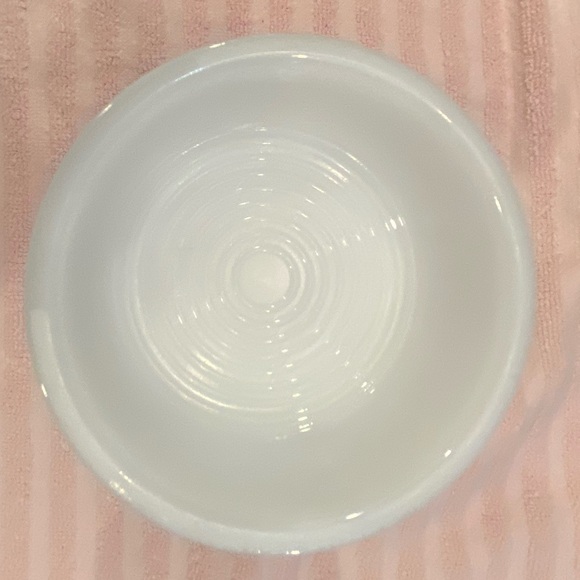 EUC 2 VTG 1960’S  FEDERAL WHITE MILK GLASS STEIN MUGS WITH EMBOSSED PUB SCENE - Picture 6 of 11